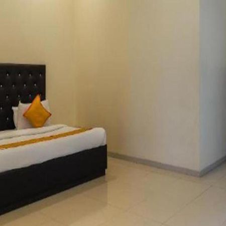 Hotel O Marigold Surat Exterior photo