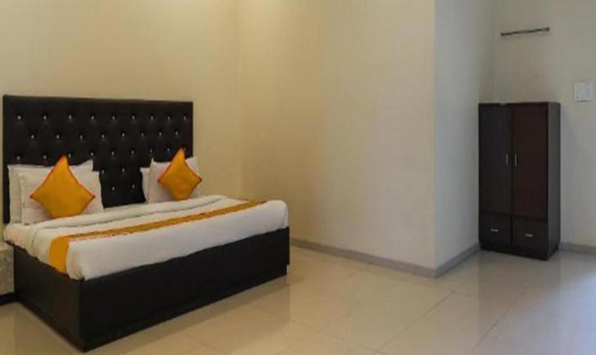 Hotel O Marigold Surat Exterior photo