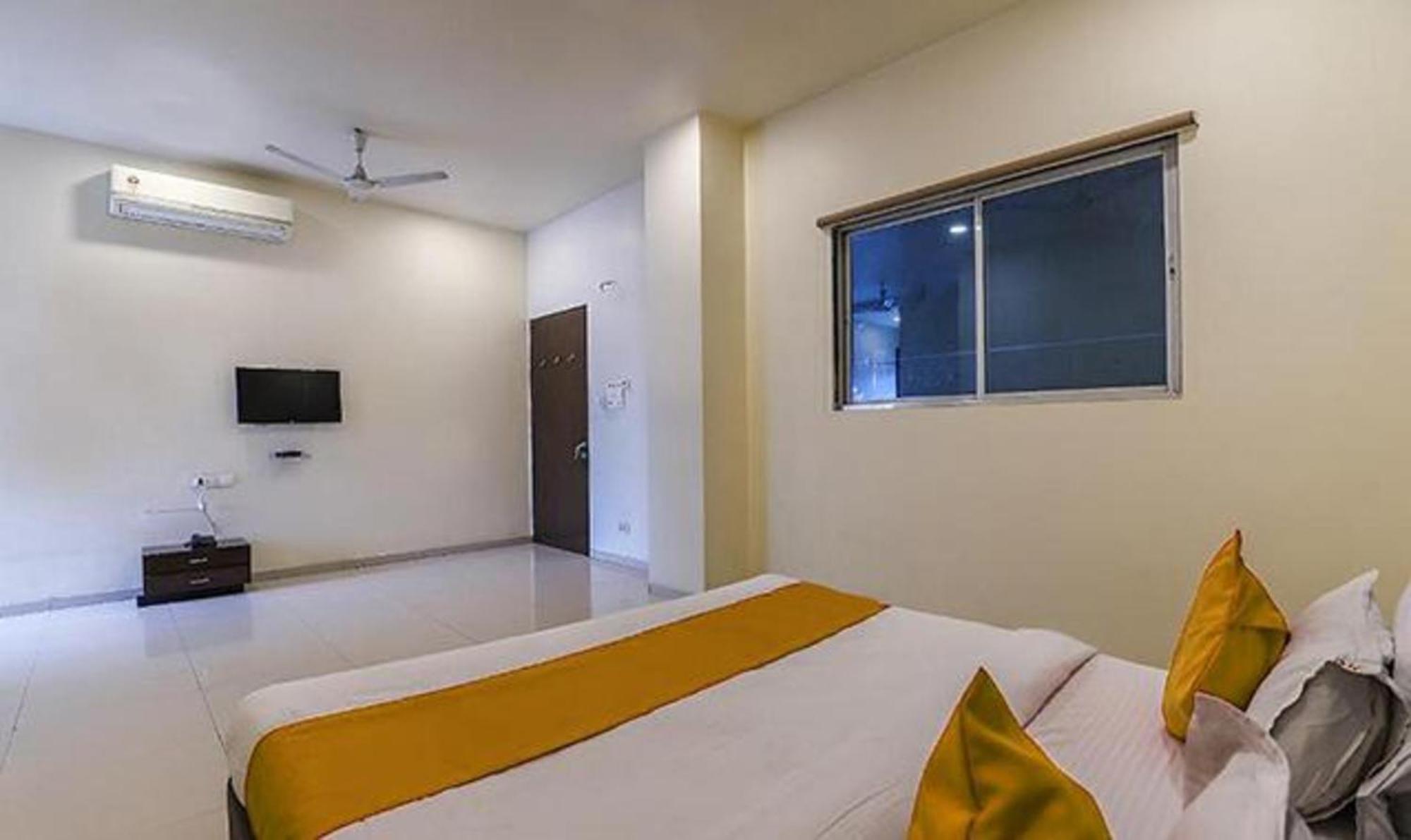 Hotel O Marigold Surat Exterior photo